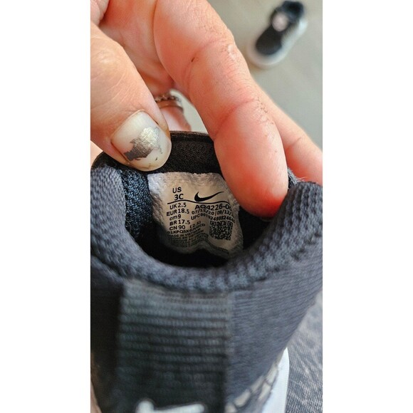 Nike team hustle baby shoes 3c black silver sneaker - Picture 2 of 4